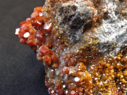 Vanadinite With Calcite ( 6 X 3.5 X 4 Cm ) - North Geronimo Mine - La Paz County - Arizona - USA - Minéraux