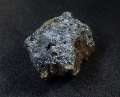 Pyrolusite ( 1.5 X 1 X 1 Cm ) - Iron Monarch Mine - Eyre Peninsula - South Australia - Australia - Minéraux