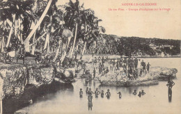 FRANCE - Nouvelle Calédonie - Ile Des Pins - Groupe D'indigènes Sur Le Rivage - Carte Postale Ancienne - Nouvelle Calédonie