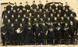 Groupe De Militaires En Uniforme - Carte-Photo - Uniformes