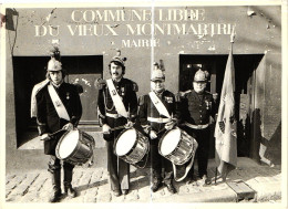 PARIS . COMMUNE LIBRE DU VIEUX MONTMARTRE . PHOTO  ROLAND BOURGUET    ( Trait Blanc Pas Sur Original ) - Persone