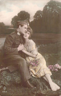 MILITARIA - FANTAISIE - Couple Se Câline - Carte Postale Ancienne - Sonstige & Ohne Zuordnung