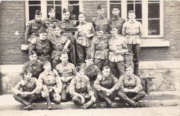 MILITARIA - Groupe De Soldats - Képi - Uniformes - Carte Postale Ancienne - Autres & Non Classés