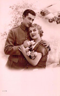 MILITARIA - FANTAISIE - Couple - Fleurs - Uniforme - Carte Postale Ancienne - Autres & Non Classés