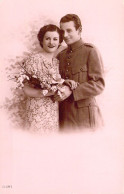 MILITARIA - FANTAISIE - Couple - Fleurs - Uniforme - Carte Postale Ancienne - Autres & Non Classés