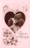 MILITARIA - FANTAISIE - Couple - Fleurs - Uniforme - Coeur Embrasé - Carte Postale Ancienne - Autres & Non Classés