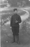 MILITARIA - Soldat - Uniforme - Portrait - Casquette Militaire - Pipe - Carte Postale Ancienne - Autres & Non Classés