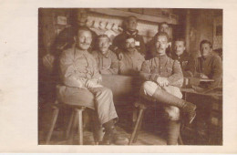 MILITARIA - Groupe De Soldats - Uniformes - Moustaches - Carte Postale Ancienne - Sonstige & Ohne Zuordnung