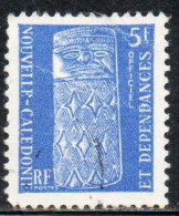 NOUVELLE CALEDONIE NEW NUOVA CALEDONIA 1959 OFFICIAL STAMPS OFFICIEL ANCESTOR POLE 5fr USED OBLITERE' USATO - Servizio