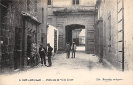 Concarneau          29         Porte De La Ville Close. Antiquaire Et Vente De Cartes Postales   (voir Scan) - Concarneau