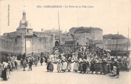 Concarneau          29         Porte De La Ville Close. La Foule     (voir Scan) - Concarneau