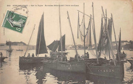 Concarneau          29         Sur La Digue. Bateaux Débarquant Leurs Sardines    N° 213    (voir Scan) - Concarneau