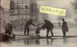 INONDATIONS DE PARIS  ( JANVIER 1910 )   SAUVETAGE D ' UN ENFANT QUAI DES TOURNELLES - Floods