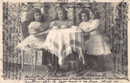 FANTAISIE - Groupe D'Enfants - Le Five O'clock - Filettes  - Carte Postale Ancienne - Gruppen Von Kindern Und Familien