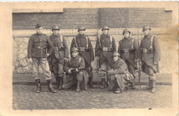 MILITARIA - Soldats - Uniformes - Casques - Fusils - Baïonnettes - Carte Postale Ancienne - Other & Unclassified