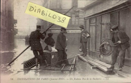 INONDATIONS DE PARIS  ( JANVIER 1910 )   UN RADEAU RUE DE LA BUCHERIE - Inondations