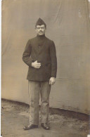 MILITARIA - Soldat  - Uniforme - Képi - Moustache - Portrait - Carte Postale Ancienne - Autres & Non Classés