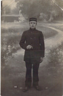 MILITARIA - Soldat - Uniforme - Portrait - Casquette Militaire - Carte Postale Ancienne - Autres & Non Classés