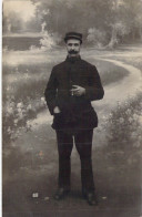 MILITARIA - Soldat - Uniforme - Portrait - Casquette Militaire - Moustache - Carte Postale Ancienne - Autres & Non Classés