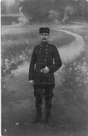 MILITARIA - Soldat - Uniforme - Portrait - Moustache - Casquette Militaire - Carte Postale Ancienne - Sonstige & Ohne Zuordnung