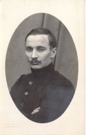 MILITARIA - Soldat - Uniforme - Portrait - Moustache - Carte Postale Ancienne - Autres & Non Classés