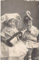 ENFANTS - Photo D'enfants - Jeune Fille - Jeune Garçon - Casque - Bouteille - Carte Postale Ancienne - Autres & Non Classés