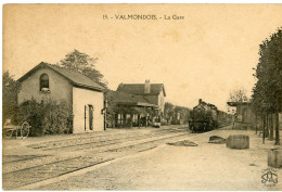 Cpa Valmondois La Gare Avec Train En Gare édition L'Abeille - Valmondois