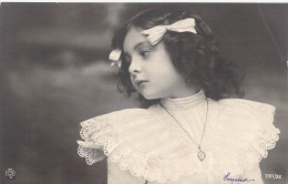 ENFANTS - Portrait - Jeune Fille - Robe - Carte Postale Ancienne - Portraits