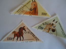 BENIN USE STAMPS  3  HORSES - Chevaux