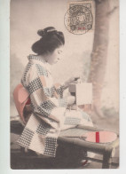 China /Chine Cachet Tientsin I.J.P.0. 1907 Avec Timbre Japon Sur CPA Précurseur Geisha Assise (?) - Storia Postale