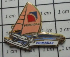 311A Pin's Pins / Beau Et Rare : Thème SPORTS / VOILE VOILIER TRIMARA PRIMAGAZ Par STARPIN'S - Sailing, Yachting