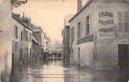 FRANCE - 77 - MEAUX - Un Coin De La Rue De La Justice - Inondations 1910 - Carte Postale Ancienne - Meaux