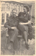 MILITARIA - Photographie - Un Militaire En Uniforme Avec Une Femme Sur Ses Genoux - Carte Postale Ancienne - Andere & Zonder Classificatie