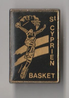 PIN'S THEME SPORT  BASKETBALL    SAINT CYPRIEN  EN DORDOGNE - Basketbal