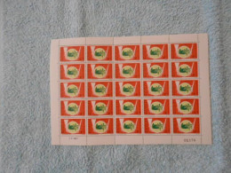 MADAGASCAR YT 492 DEFENSE DE LA FORET PLANCHE COMPLETE 25 TIMBRES** - Madagascar (1960-...)