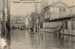 CPA Crue De La Seine, Asnières Le Tramway Passe Dans Cette Rue - Animée - Floods