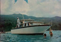 COMORES _ COMPLEXE HOTELIER DE MALOUDJA : UN DES BATEAUX DE PECHE ET DE PLAISANCE - Komoren