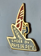 YY154 Pin's Collège école Lycée Du Pays De Retz à Pornic Planche à Voile Loire Atlantique Achat Immédiat - Sailing, Yachting