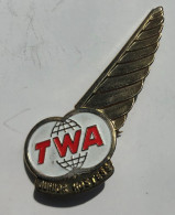 Insigne Vintage Broche Compagnie Aérienne TWA - Junior Hostess - Hôtesse De L'air - Personeelsbadges