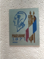 RARE OBJET PHILATELIQUE 1971 MARIANNE BEQUET  Timbre Sur SOIE D'enveloppe Premier Jour D'émission 7 X 5,5 Cm - Otros & Sin Clasificación