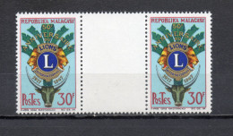 MADAGASCAR   N° 429  PAIRE AVEC BANDELETTE CENTRALE  NEUF SANS CHARNIERE  COTE  ? €   LIONS INTERNATIONAL - Madagascar (1960-...)