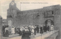 Concarneau        29        La Foule Devant La Porte De La Ville Close Et Le Beffroi     N° 6256  (voir Scan) - Concarneau