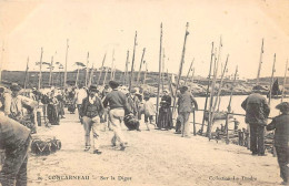 Concarneau     29          Des Passants Sur La Digue   N°29      (voir Scan) - Concarneau