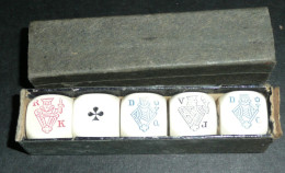 Rare Ancien Jouet Jeu De 5 Dés En Plastique POKER D'AS En Boite Carton, DE Dé - Otros & Sin Clasificación