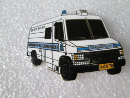 PIN'S    FOURGON MERCEDES-BENZ   GENDARMERIE  LUXEMBOURG  Email Grand Feu  DEHA - Mercedes