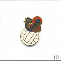 Pin's Sport - Volley-Ball / Fédération Française Avec Balle Et Coq. Non Estampillé. Zamac Fin. T941-10 - Pallavolo