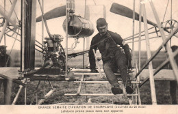 Reims - Grande Semaine D'aviation De Champagne - Aviateur LEFEBVRE Prend Place Dans Son Appareil - Avion - Reims