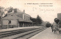 évron - Intérieur De La Gare - Arrivée Du Train Sur La Ligne Chemin De Fer De Mayenne - Evron