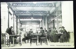 ► CPA  1910  - CASINO De VITTEL  - Terrasse Du Café Belle Animation - Pli En Coin  (Architecte Fernand Nachon) - Casino