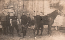 Militaria 1915 - Maréchal Ferrant Du 4ème Escadron Avec Le Brigadier - Lieu De L'Ecurie à Identifier (voir 2ème Carte) - Personen